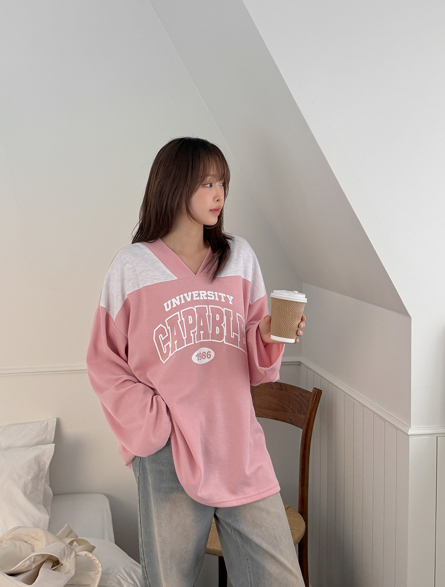 エメリン配色レタリングVネックティーシャツ