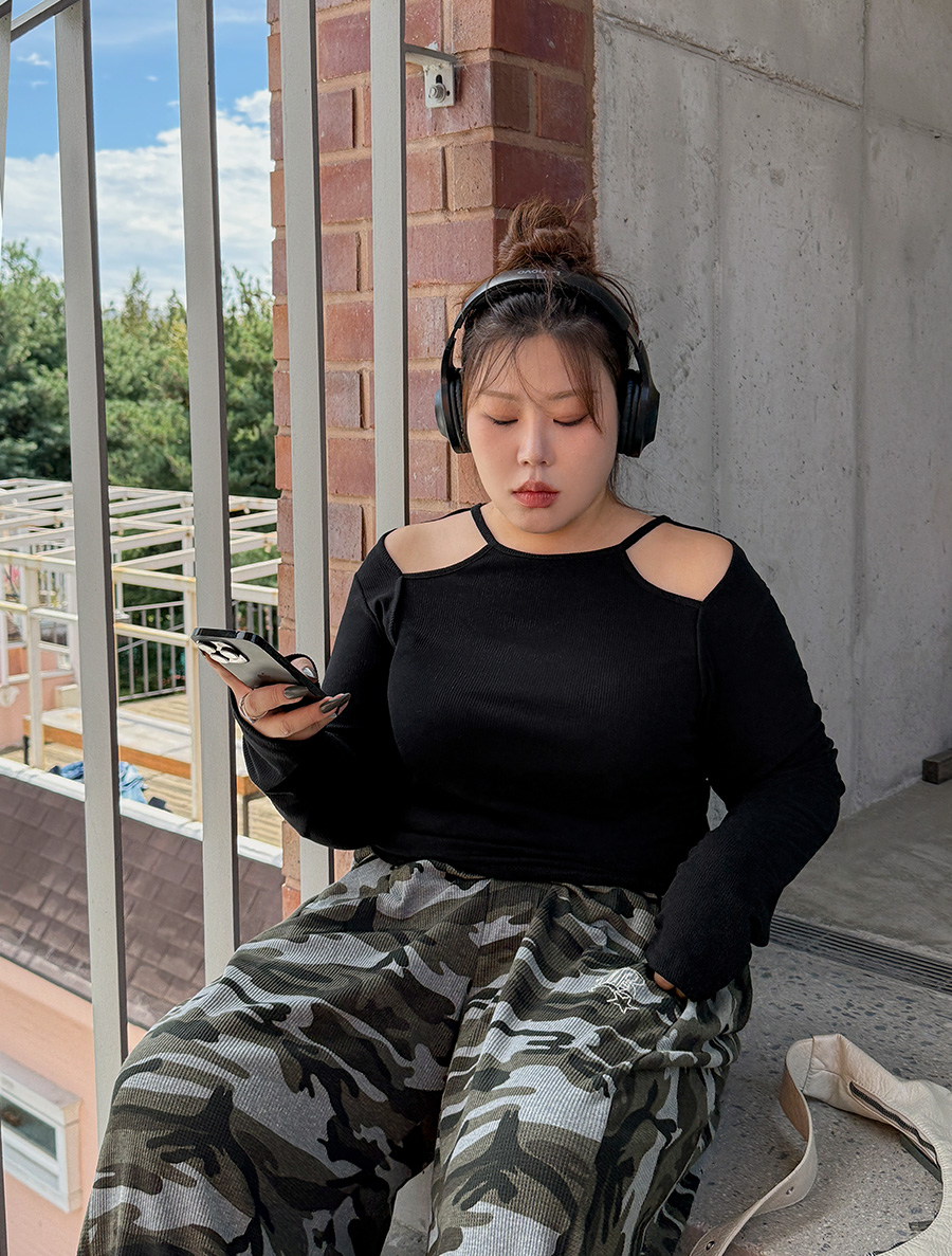 ジェヌアゴルジカットアウトボレロティーシャツ