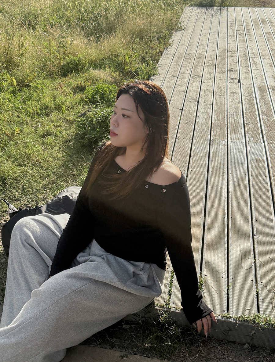 [EVELLET]デルベ起毛アイレットオフショルダーティーシャツ