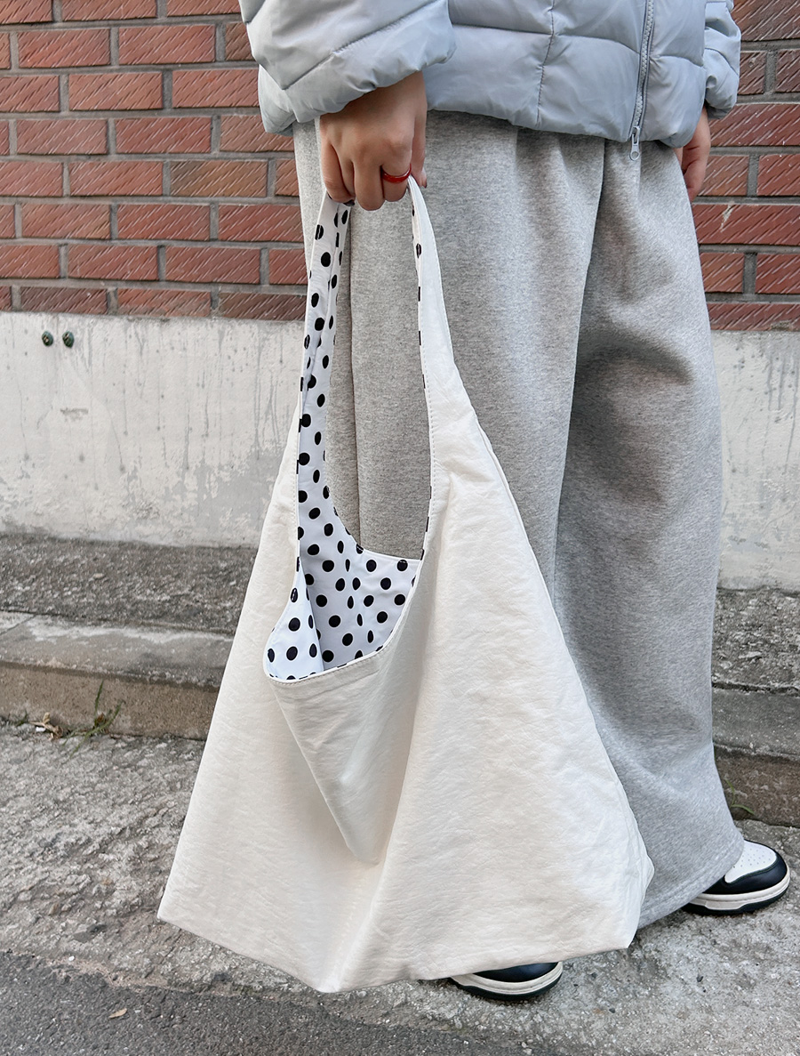 ヘンアミューリバーシブルショルダーバッグ