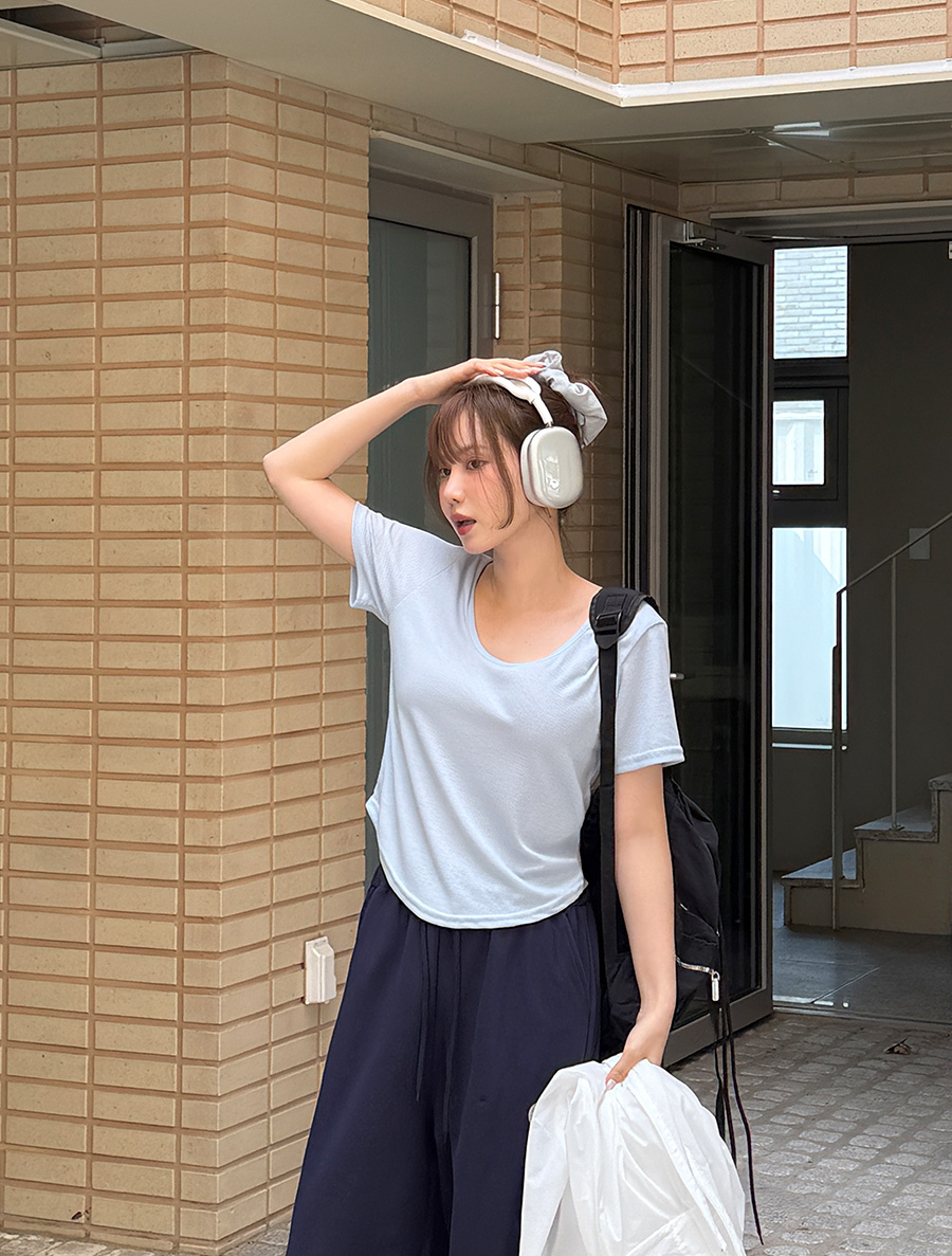 幼稚園ゴルジUネックベーシックティーシャツ