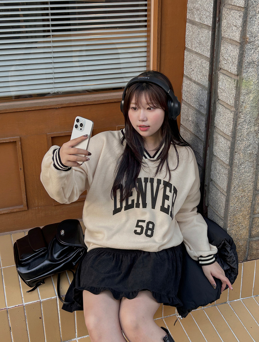 ミューディフェンフリースレタリングVネックカットソー