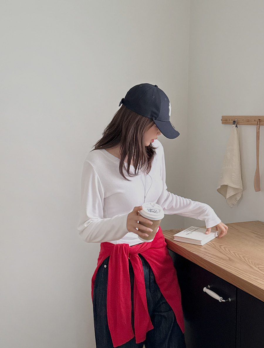 [EVELLET]ローブスリムフィットVネックティーシャツ