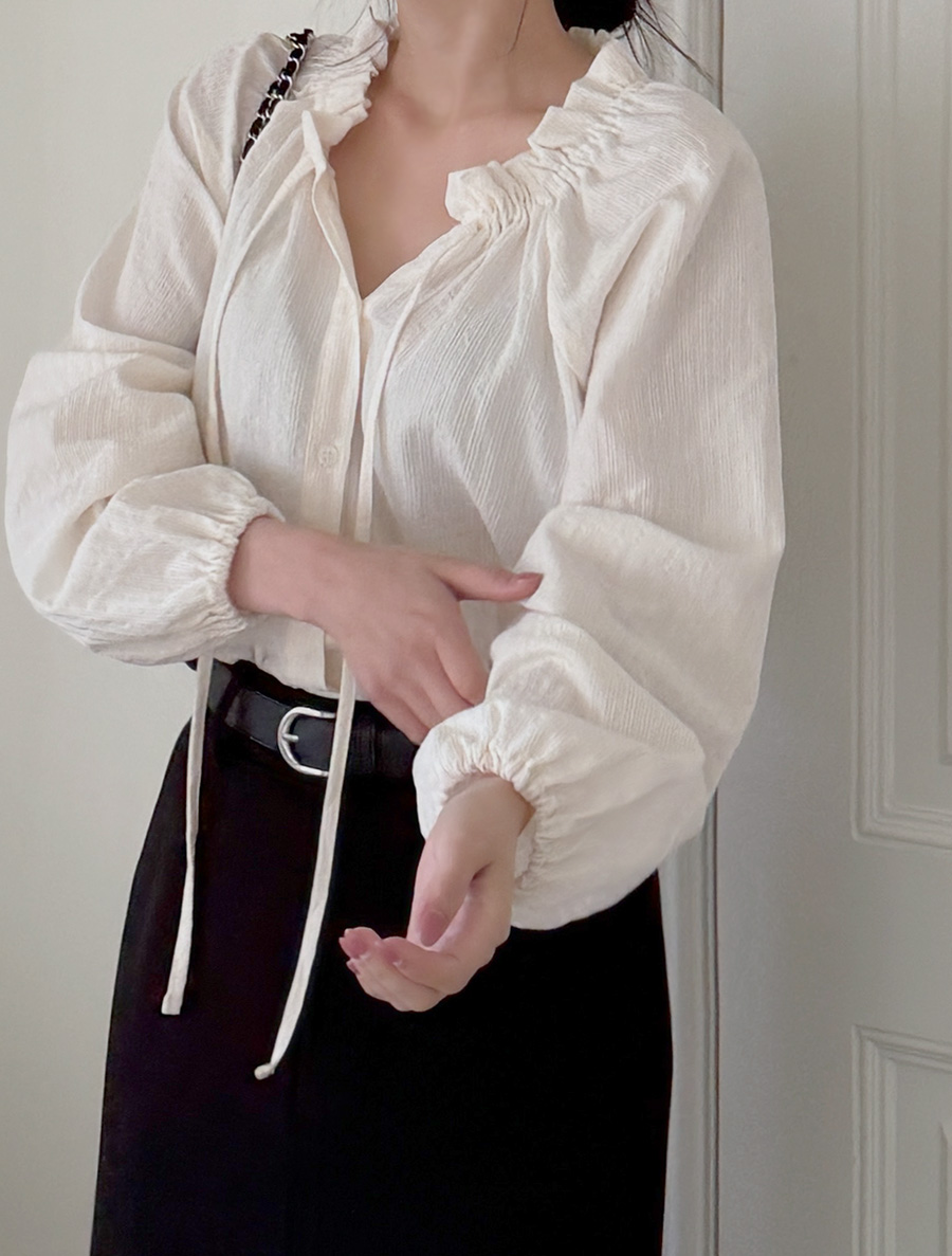 デンプにフリルストラップブラウス