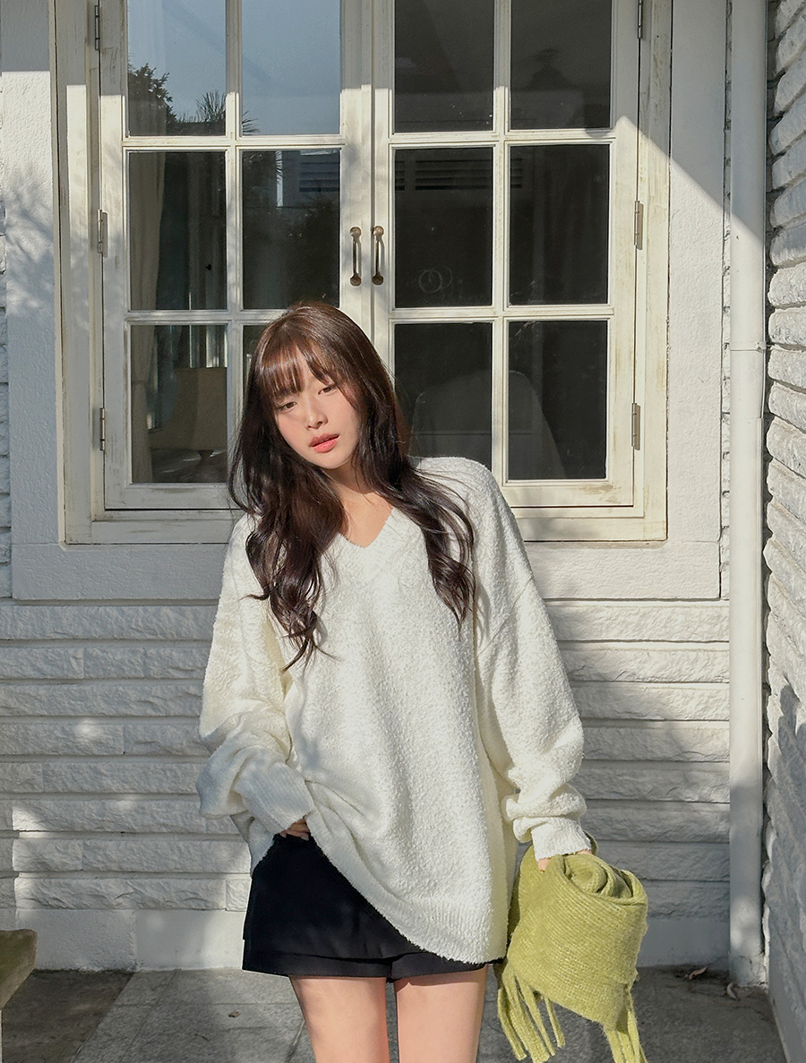 アミューツウールVネックニット