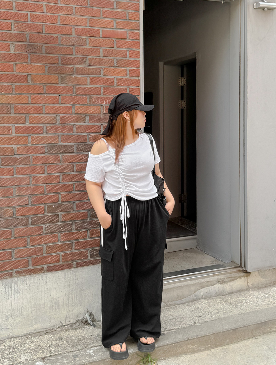 レフドアンバランスオフショルダーシャーリングティーシャツ